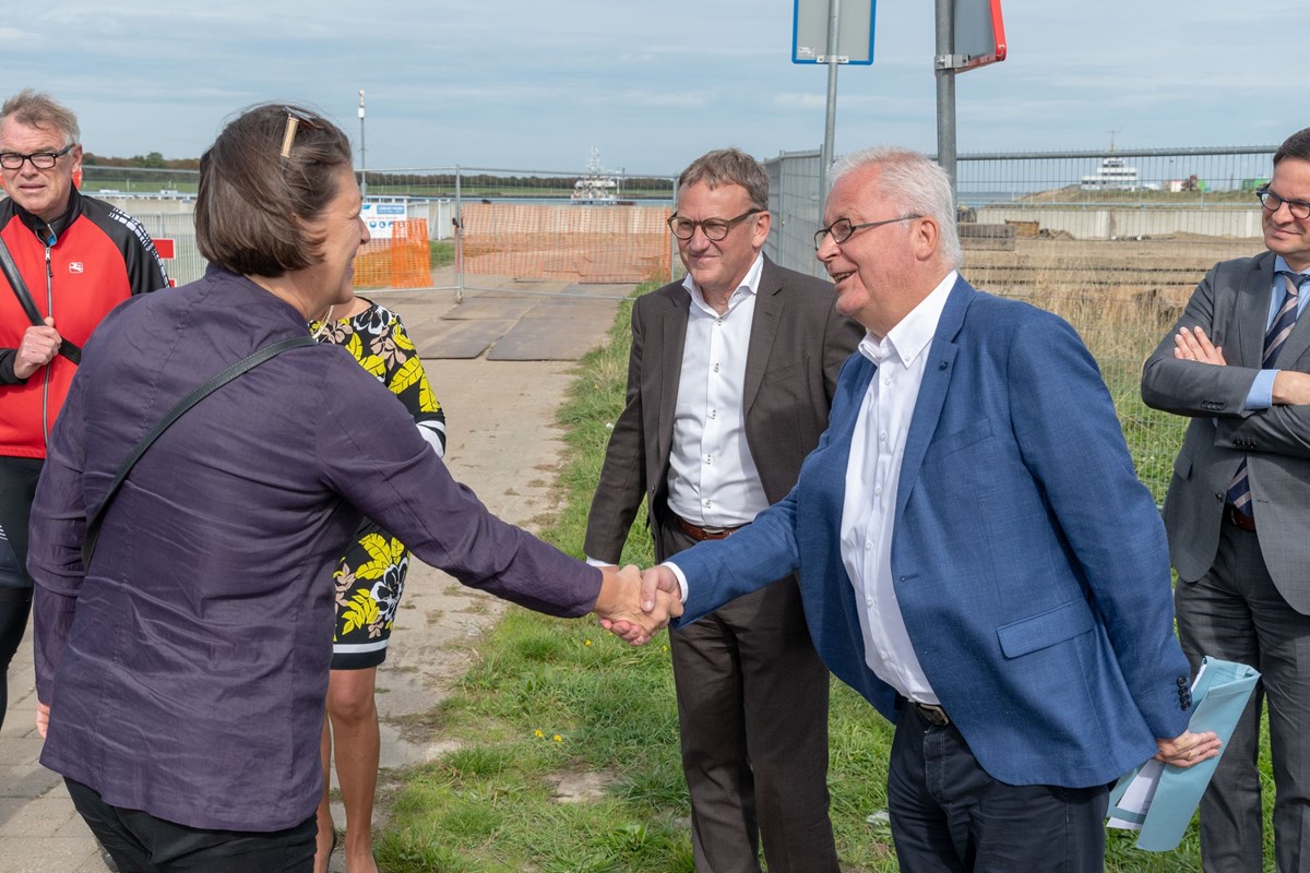 EU-Commissaris Violetta Bulc maakt kennis met Daan Schalck (midden) en Jan Lagasse (rechts), de CEO’s van NorEU-Commissaris Violetta Bulc maakt kennis met Daan Schalck (midden) en Jan Lagasse (rechts), de CEO’s van North Sea Port.th Sea Port.